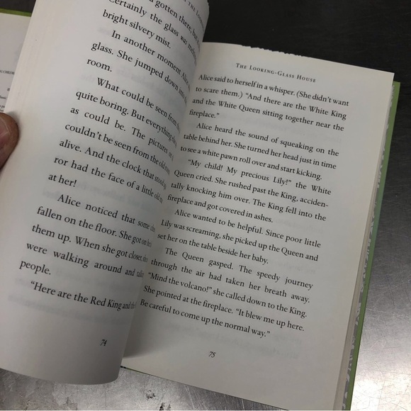 Classic Starts: Alice in Wonderland & Through the Looking-Glass, Hardback book - Picture 4 of 6